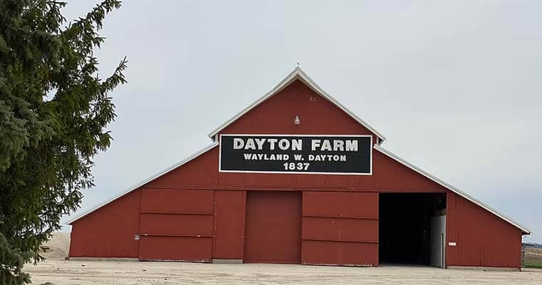 red barn in DeKalb County, IL